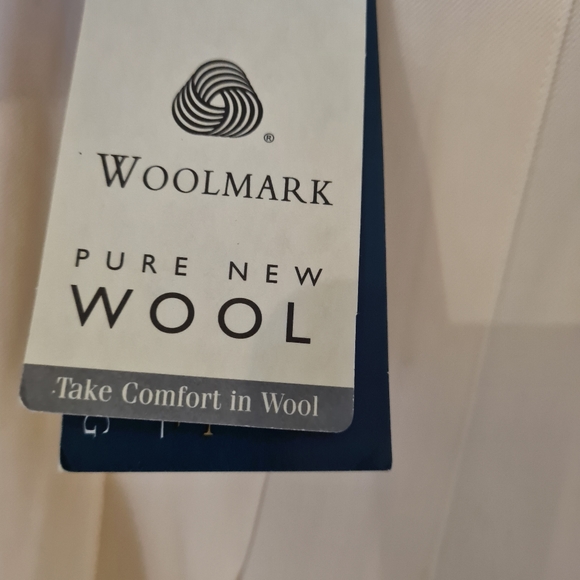 Cream Color Hawksley & Wight Woolmark Pleated Classic Skirt. Size 10-12 - Picture 3 of 11